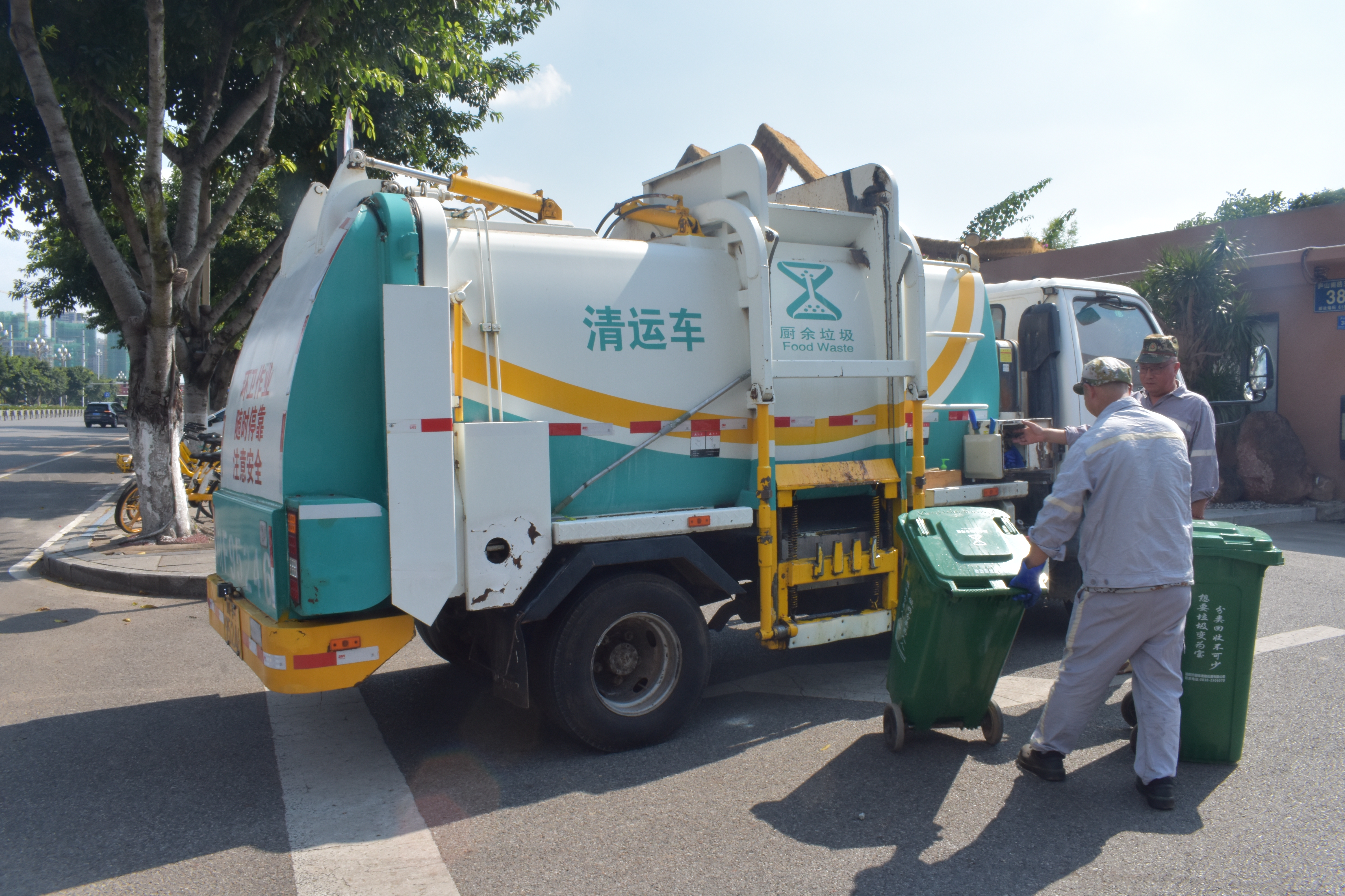烈日下的堅守：“汗”衛(wèi)城市清潔的餐廚垃圾收運(yùn)人